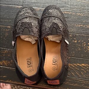 Easy Spirit Women's Black Textured Flats